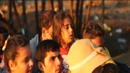 Cientos de personas traspasan la frontera entre Grecia y Macedonia