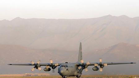 ​Doce muertos al estrellarse un avión militar de EE UU en Afganistán