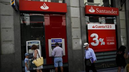 El Santander cobrará dos euros por el uso de sus cajeros a no clientes