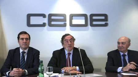 El presidente de CEOE, Juan Rosell (c), junto al vicepresidente, José María Lacasa (d), y el presidente de CEPYME, Antonio Garamendi (i).