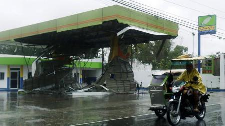 ​Al menos un muerto y 14.300 evacuados por un tifón en Filipinas