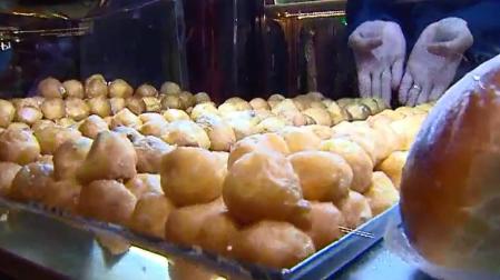 Buñuelos y huesos de santo endulzan los hogares españoles