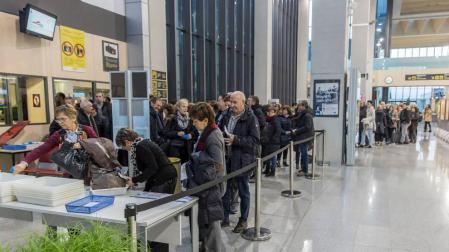 Salida de vuelos para el puente foral en el Aeropuerto de Noáin.