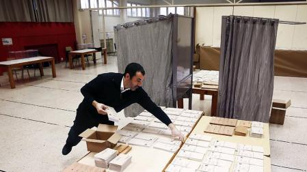 Comienza el montaje de los colegios electorales en Pamplona