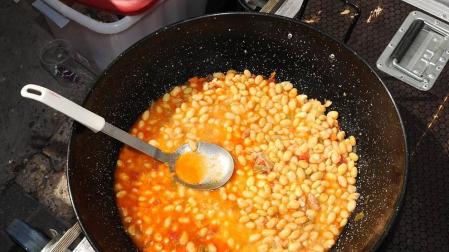 Cárcar celebró con entusiasmo sus Fiestas de la Cruz del 12 al 20 de septiembre. Uno de los momentos más esperados fue la comida popular del sábado, que reunió a 850 comensales dispuestos a degustar las deliciosas pochas con cordero preparadas para la ocasión. Tras la pertinente sobremesa, los carcareses finalizaron el día entre reses bravas y bailes.