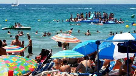 La playa de Salou, repleta de turistas.