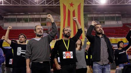 Los miembros de la CUP Antonio Baños, Benet Salellas, y Albert Butran, de izda a dcha.