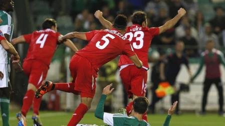 El Sevilla celebra el gol de Krychowiak.