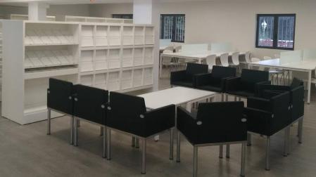 Zona de lectura de la biblioteca de San Adrián.