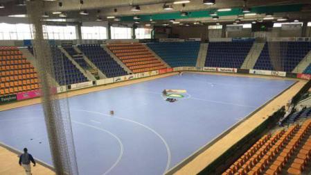 La pista del pabellón Anaitasuna ya luce su nuevo color azul