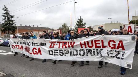 Empleados de la fábrica navarra recorrieron las calles de Pamplona este martes 26 de enero como protesta despidos anunciados en la planta.