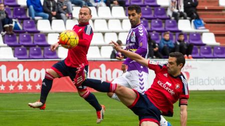 Gesto de furia de Miguel Flaño para despejar un balón en el partido de la primera vuelta jugado en Valladolid.