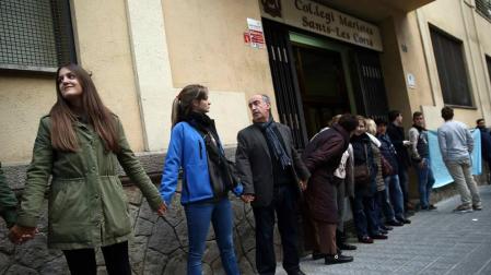 Cadena humana ante el colegio Maristes Sants-Les Corts en solidaridad con las víctimas y el profesorado.