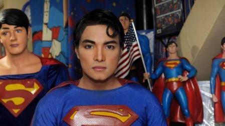 Un filipino se opera 26 veces para ser como Superman