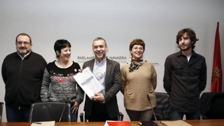 La nueva renta garantizada mantiene los dos años de residencia en Navarra