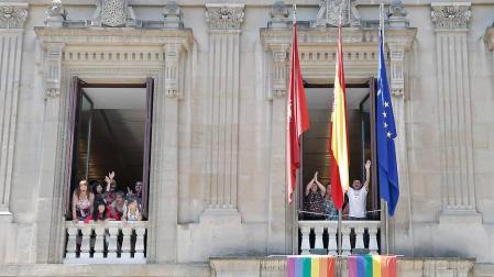 El colectivo LGTBI conmemora su día con un acto en el Parlamento de Navarra