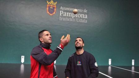 Aimar Olaizola y OInatz Bengoetxea bromean con una pelota tras una elección de material anterior en el Labrit. Hoy serán rivales.