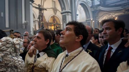 Banderas acude a su cita anual con la Virgen de Lágrimas y Favores de Málaga