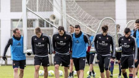 Nino, Pucko, Urko Vera, Javi Flaño, Aitor Buñuel y Jose García llevan una portería en Tajonar.