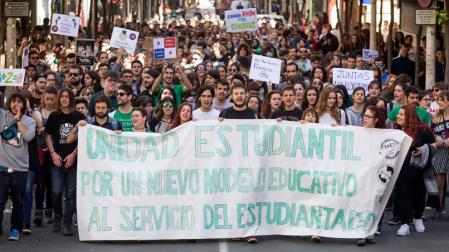 Manifestación de estudiantes por las calles del centro de Murcia.
