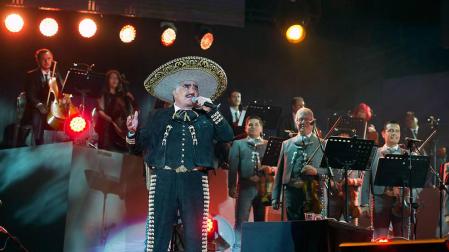 El cariño del público contiene la nostalgia en la despedida de Vicente Fernández