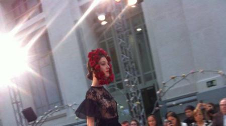 Una modelo desfila con un vestido de novia negro en la Pasarela Costura España.