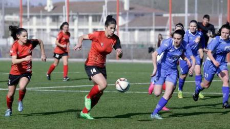 Una jugadora dle Mulier se marcha de varias rivales.