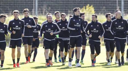 Los jugadores de Osasuna hacen carrera continua en el entrenamiento de ayer.