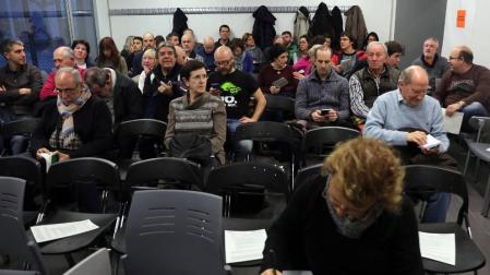 Vecinos, en el primer foro de barrio que acogió el civivox de la Milagrosa.