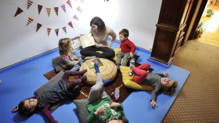 Alumnos del nuevo centro Montessori, en una clase, ayer en Peralta.