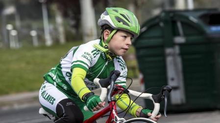 La primera prueba ciclista puntuable de los Juegos Deportivos de Navarra para los más pequeños se saldó con un éxito rotundo de participación y de concurrencia. Más de 200 chicos y chicas de entre 6 y 14 años se citaron en el polígono Landazábal de Villava el domingo uno de mayo para competir. Todos ellos unidos por una gran pasión: la bicicleta.