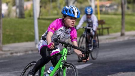 La primera prueba ciclista puntuable de los Juegos Deportivos de Navarra para los más pequeños se saldó con un éxito rotundo de participación y de concurrencia. Más de 200 chicos y chicas de entre 6 y 14 años se citaron en el polígono Landazábal de Villava el domingo uno de mayo para competir. Todos ellos unidos por una gran pasión: la bicicleta.