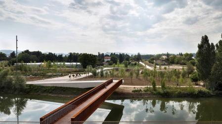 Pasarela peatonal sobre el río Arga y Casetas de aperos para las huertas sociales del Parque Aranzadi de Pamplona.