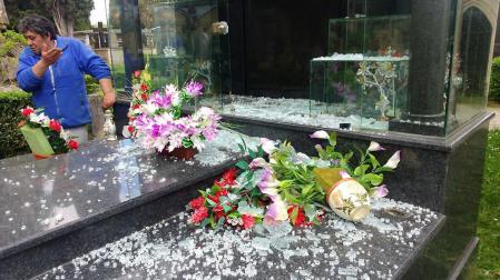 Roban unas 50 cruces y lápidas de bronce en el cementerio de Pamplona