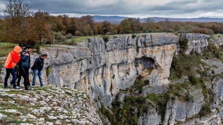 Un grupo de visitantes se asoma al 'Balcón de Pilatos', en la Sierra de Urbasa.