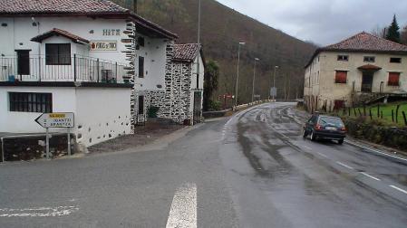 Abierta la carretera N-121-A tras la salida de vía de un camión a la altura de Igantzi