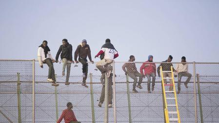 Un centenar de inmigrantes intenta saltar la valla de Melilla