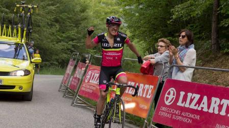 Gesto de rabia del ciclista ecuatoriano del Lizarte, Richard Carapaz, al vencer la etapa reina de la Vuelta a Navarra con final en Muskilda.