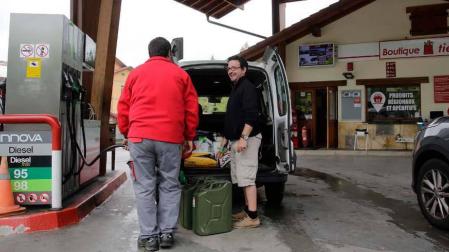 El conflicto de Francia aumenta el 20% la venta de combustible en la frontera