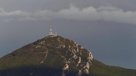 Un rayo en la Higa de Monreal causa cortes en la emisión de televisión y radio