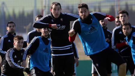 Urko Vera y Kenan Kodro disputan un balón de cabeza en una de las jugadas que ensayó ayer el equipo desde el punto de esquina.