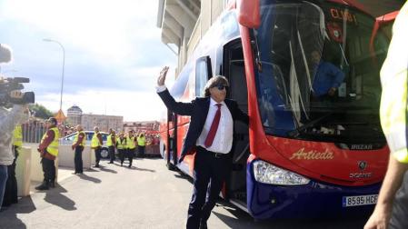 Cientos de aficionados recibieron al equipo rojillo en la ida de la final del playoff para subir a Primera División.