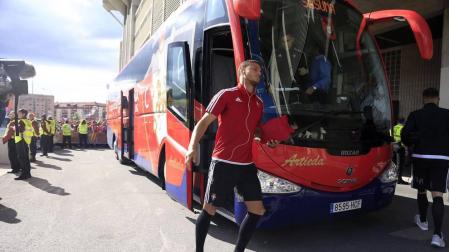 Cientos de aficionados recibieron al equipo rojillo en la ida de la final del playoff para subir a Primera División.