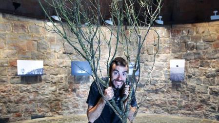 Iñaki Larrea simboliza el espíritu de supervivencia en los árboles solitarios