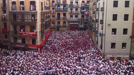Pamplona, pendiente de la lluvia a una hora del Chupinazo