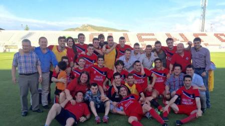 Los jugadores de la Mutilvera celebran el ascenso a Segunda B.