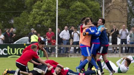 El éxtasis se trasladó a la plantilla del filial rojillo con el pitido final. El ascenso era una realidad.