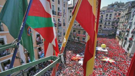 La ikurriña, en el balcón del Ayuntamiento durante el Chupinazo de 2015.