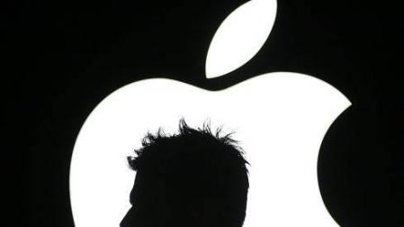 El hombre pide a Apple 10.000 millones de dólares como compensación.