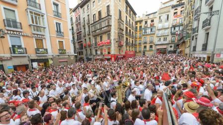 Miles de personas salieron al encuentro de La Pamplonesa para corear el Vals de Astráin en 2014.